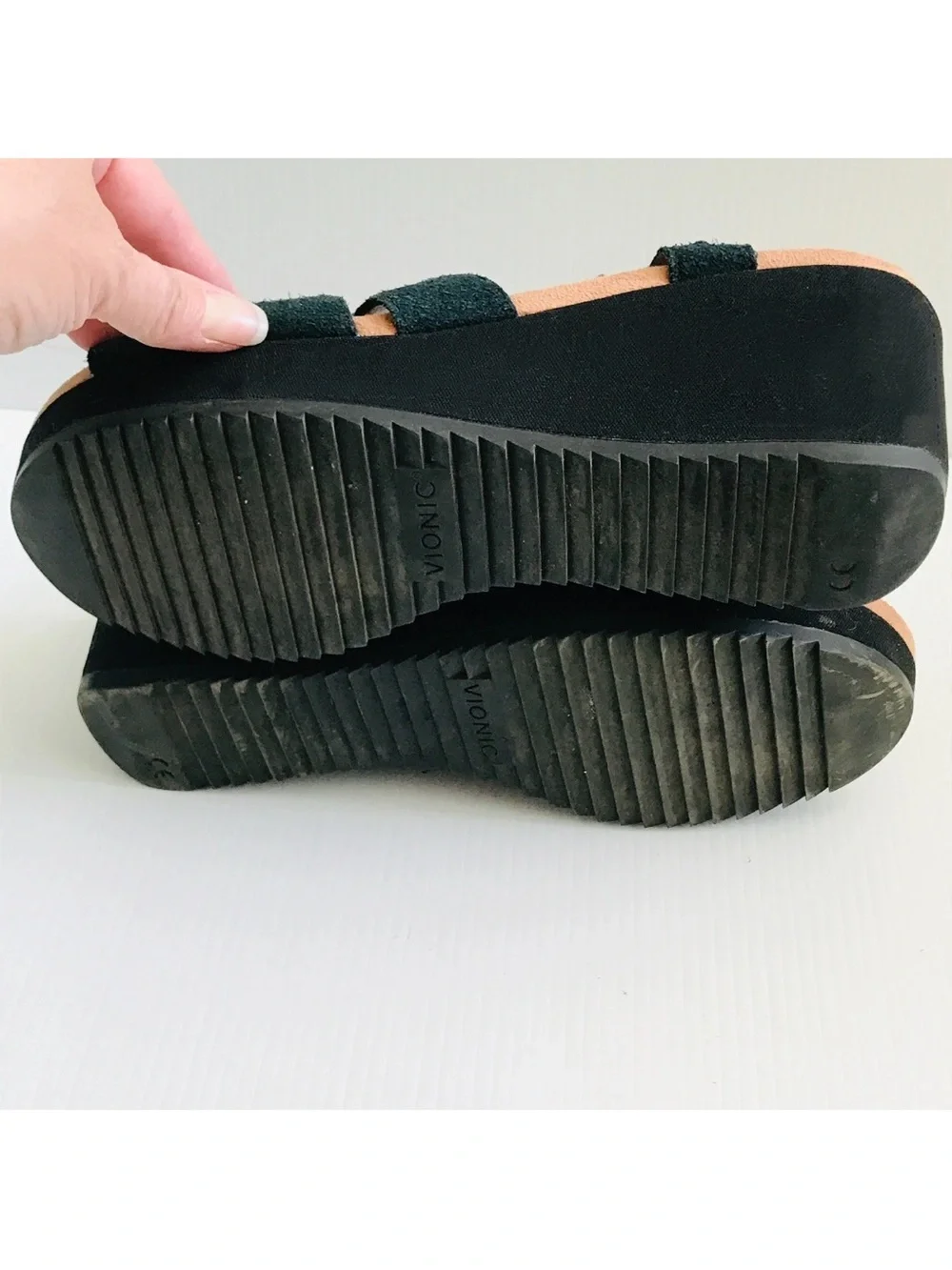 Vionic Womens Tawny Strappy Classic Wedge Sandals Shoes Black Suede 9 M